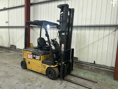 **(INCLUDES CHARGER)** 2017 CAT EP20PN ELECTRIC 4-WHEEL FORKLIFT – TRIPLEX MAST, 2,000KG LIFT
