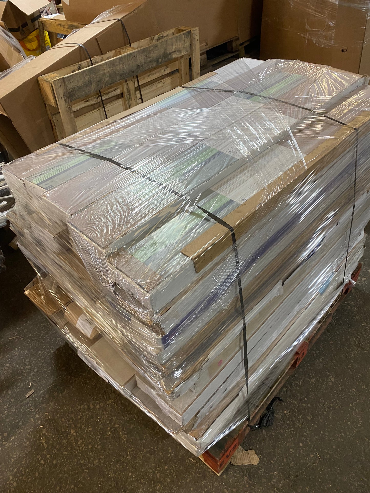 PALLET OF LAMINATE FLOORING & LVP NEW