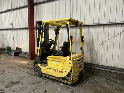 **(INCLUDES CHARGER)** HYSTER J1.8XMT ELECTRIC 3-WHEEL FORKLIFT (2007)