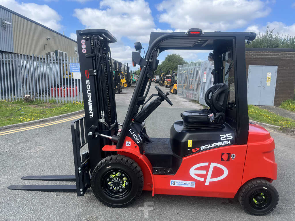 **(INCLUDES CHARGER)** 2024 EP EQUIPMENT EFL253 ELECTRIC FORKLIFT (4-WHEEL)