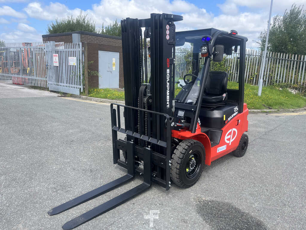 **(INCLUDES CHARGER)** 2024 EP EQUIPMENT EFL253 ELECTRIC FORKLIFT (4-WHEEL)