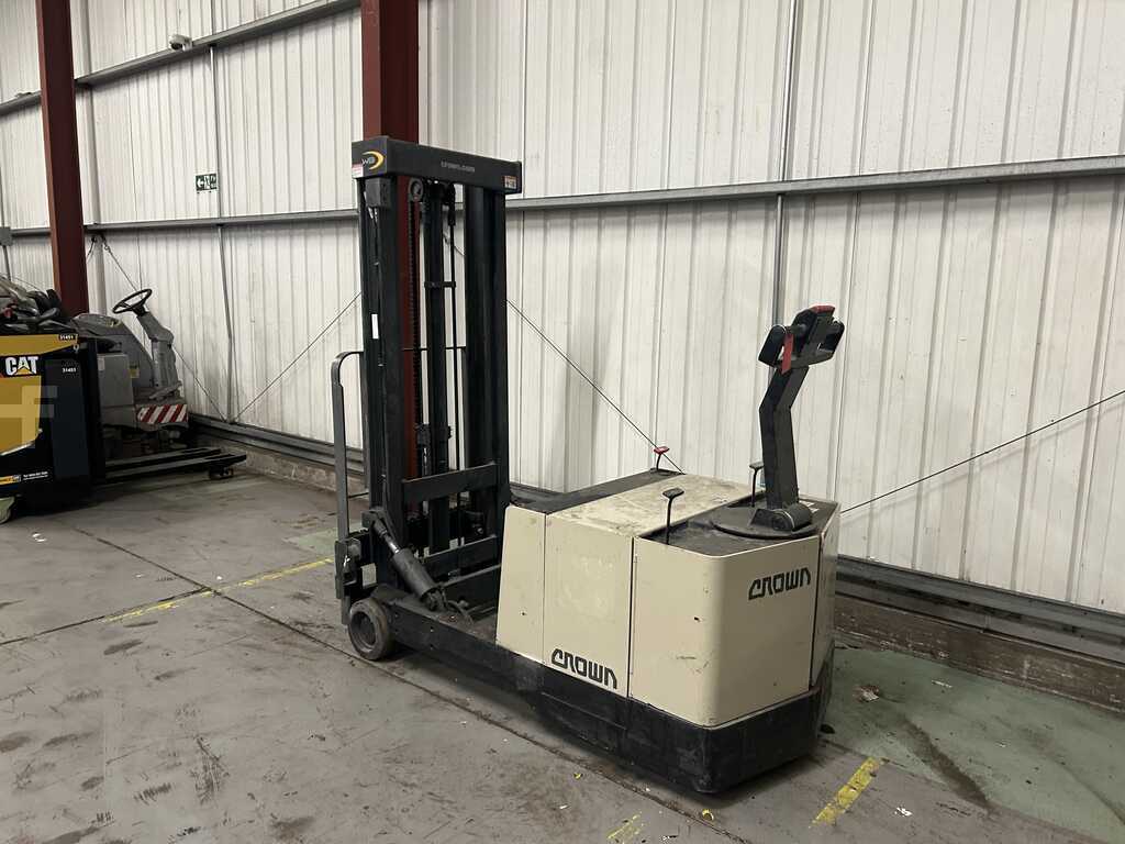 **(INCLUDES CHARGER)** DAEWOO B15T ELECTRIC 3-WHEEL FORKLIFT (1998)