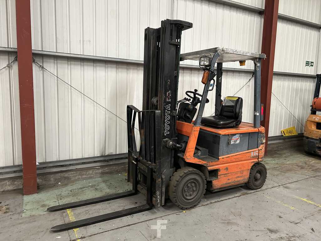 1995 TOYOTA FBMF16 ELECTRIC FORKLIFT **(INCLUDES CHARGER)**