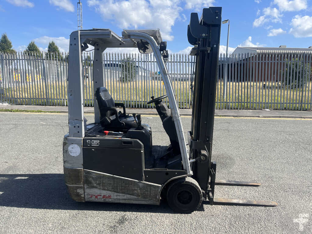 2015 TCM ELECTRIC 3-WHEEL FORKLIFT A1N1L15H**(INCLUDES CHARGER)**