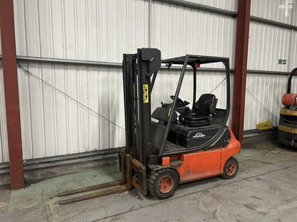 **(INCLUDES CHARGER)** 2000 LINDE E20P-02 ELECTRIC 4-WHEEL FORKLIFT – 2,000 KG CAPACITY