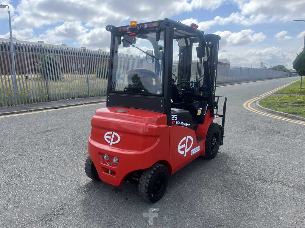 **(INCLUDES CHARGER)** 2024 EP EQUIPMENT EFL253 ELECTRIC FORKLIFT (4-WHEEL)