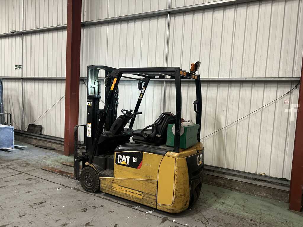 **(INCLUDES CHARGER)** 2012 CAT EP18PNT ELECTRIC 3-WHEEL FORKLIFT – 1,800KG CAPACITY, 4,750MM LIFT