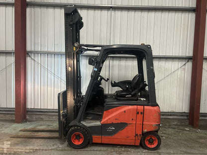 **(INCLUDES CHARGER)** LINDE E20PH-02 ELECTRIC 4-WHEEL FORKLIFT (2015)