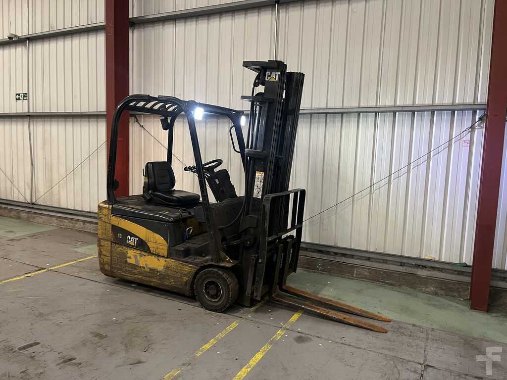 2007 CAT LIFT TRUCKS ELECTRIC - 3 WHEELS EP18NT**(INCLUDES CHARGER)**