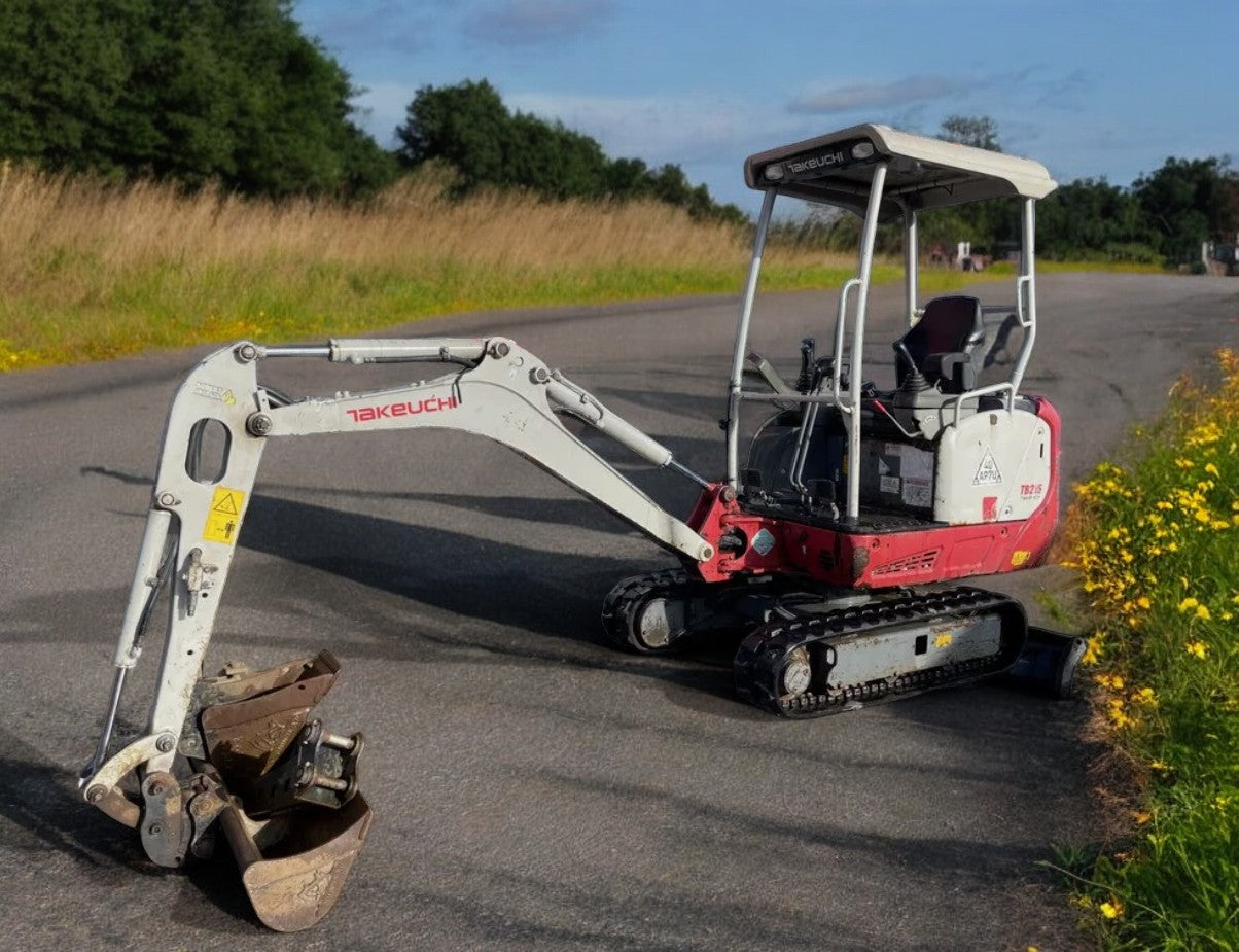 TAKEUCHI TB216 MINI EXCAVATOR WITH BREAKER (2017)