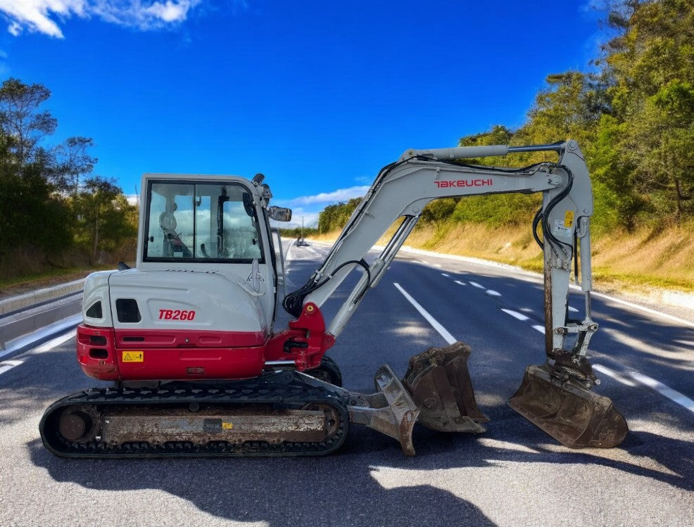 2017 TAKEUCHI TB260 6-TONNE EXCAVATOR