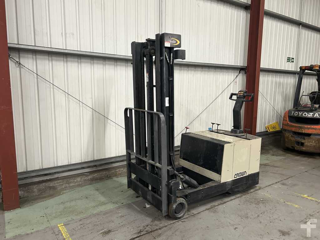 **(INCLUDES CHARGER)** DAEWOO B15T ELECTRIC 3-WHEEL FORKLIFT (1998)