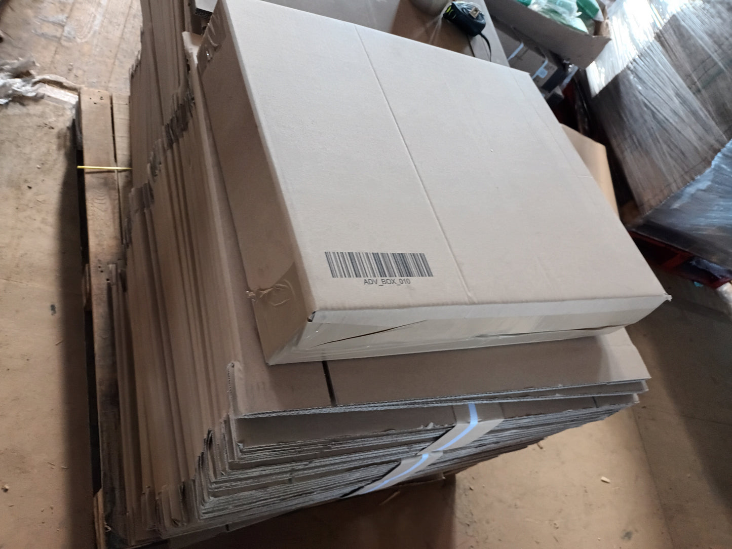 100 X FLAT PACKED CARDBOARD BOXES SIZE 61X51X12CM