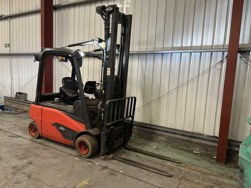 **(INCLUDES CHARGER)** LINDE ELECTRIC 4-WHEEL FORKLIFT – MODEL E20PL-02