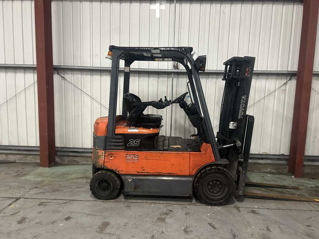 **(INCLUDES CHARGER)** 2011 TOYOTA 7FBMF25 ELECTRIC FORKLIFT