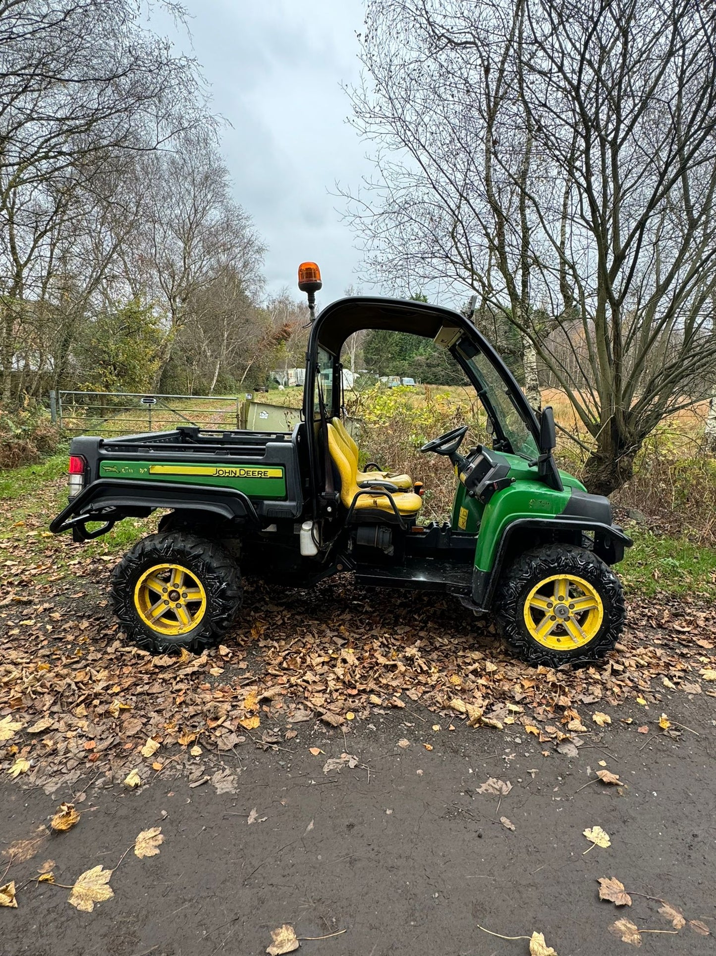 THIS 2014 JOHN DE2014 JOHN DEERE GATOR 855D