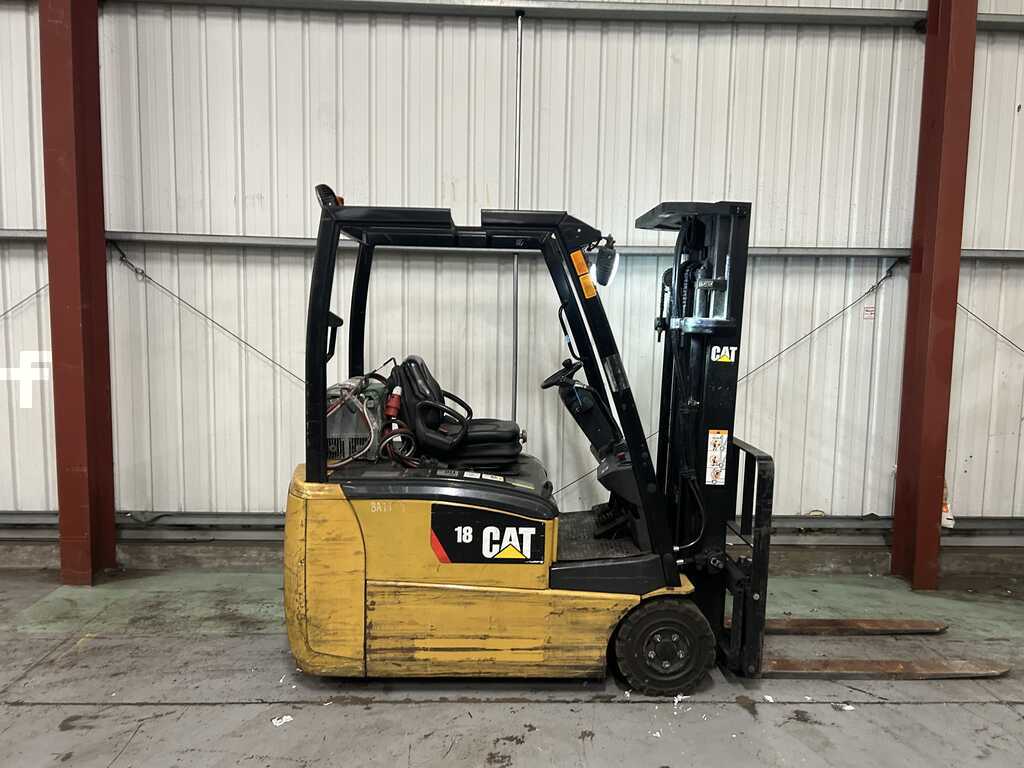 **(INCLUDES CHARGER)** 2012 CAT EP18PNT ELECTRIC 3-WHEEL FORKLIFT – 1,800KG CAPACITY, 4,750MM LIFT