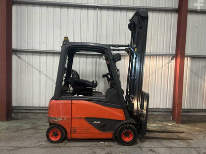 **(INCLUDES CHARGER)** LINDE E20PH-02 ELECTRIC 4-WHEEL FORKLIFT (2015)