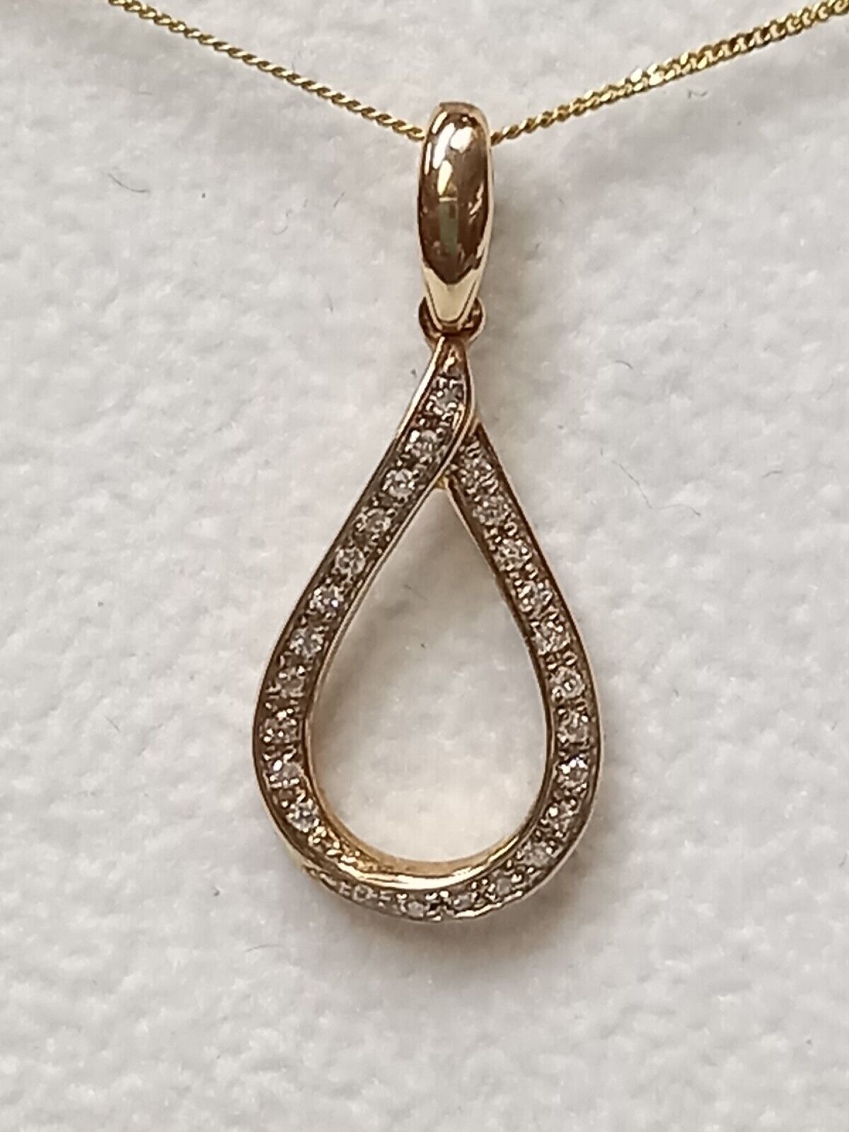 0.09CT DIAMOND TWIST PENDANT /9CT YELLOW GOLD IN GIFT BOX WITH VALUATION CERTIFICATE OF £895