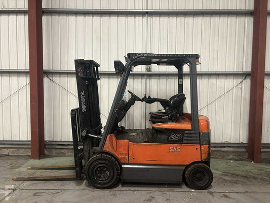 **(INCLUDES CHARGER)** 2011 TOYOTA 7FBMF25 ELECTRIC FORKLIFT