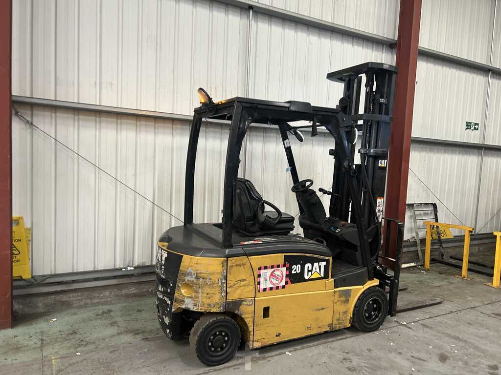 **(INCLUDES CHARGER)** 2017 CAT EP20PN ELECTRIC 4-WHEEL FORKLIFT – TRIPLEX MAST, 2,000KG LIFT
