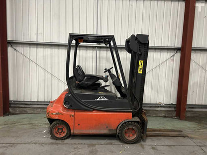 **(INCLUDES CHARGER)** 2000 LINDE E20P-02 ELECTRIC 4-WHEEL FORKLIFT – 2,000 KG CAPACITY