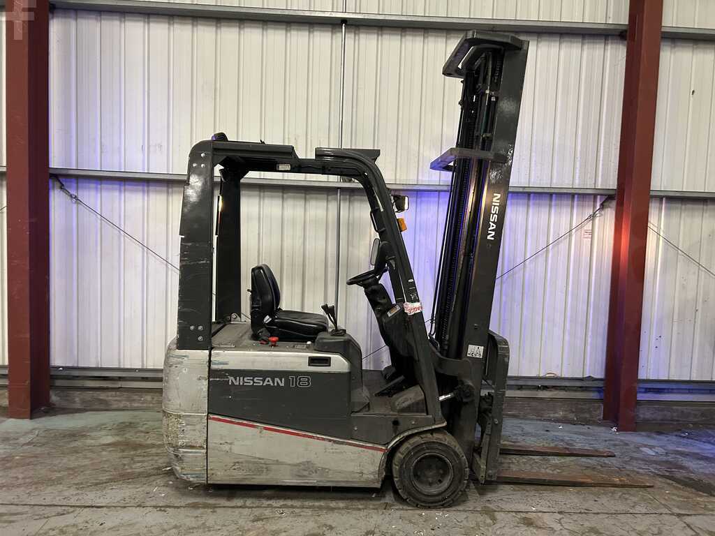 **(INCLUDES CHARGER)** 2013 NISSAN AG1N1L18Q ELECTRIC 3-WHEEL FORKLIFT – 1,800 KG CAPACITY