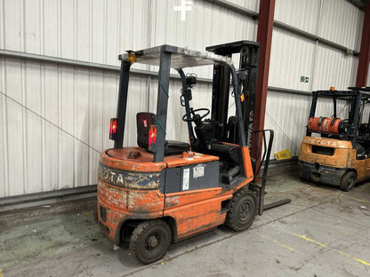 1995 TOYOTA FBMF16 ELECTRIC FORKLIFT **(INCLUDES CHARGER)**