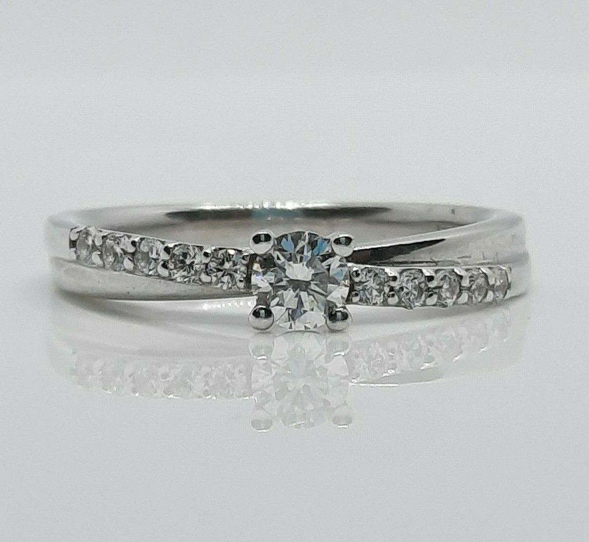 0.34CT DIAMOND ENGAGMENT RING/ DIAMOND SHOULDERS/18CT WHITE GOLD + VALUATION CERT OF £1995