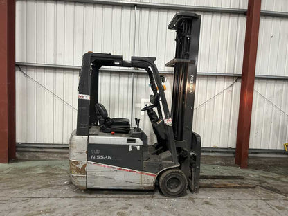 **(INCLUDES CHARGER)** 2013 NISSAN AG1N1L18Q ELECTRIC 3-WHEEL FORKLIFT