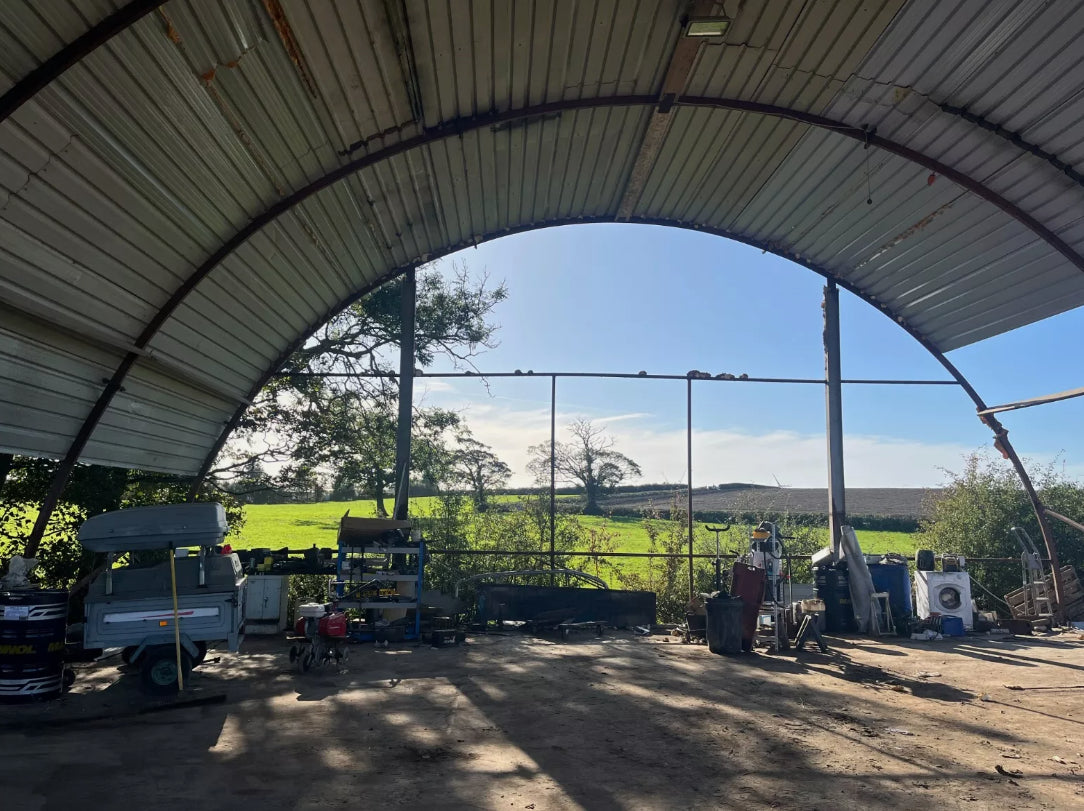 NISSAN HUT - FARM BUILDING COMMERCIAL GARAGE (APPROX. 43FT X 35FT)