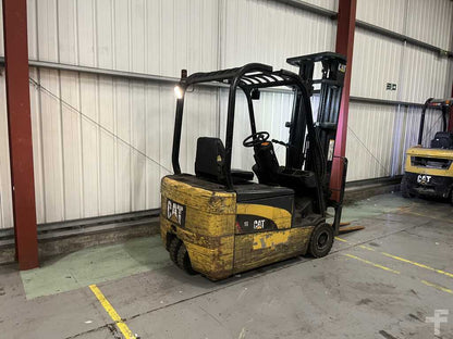 2007 CAT LIFT TRUCKS ELECTRIC - 3 WHEELS EP18NT**(INCLUDES CHARGER)**