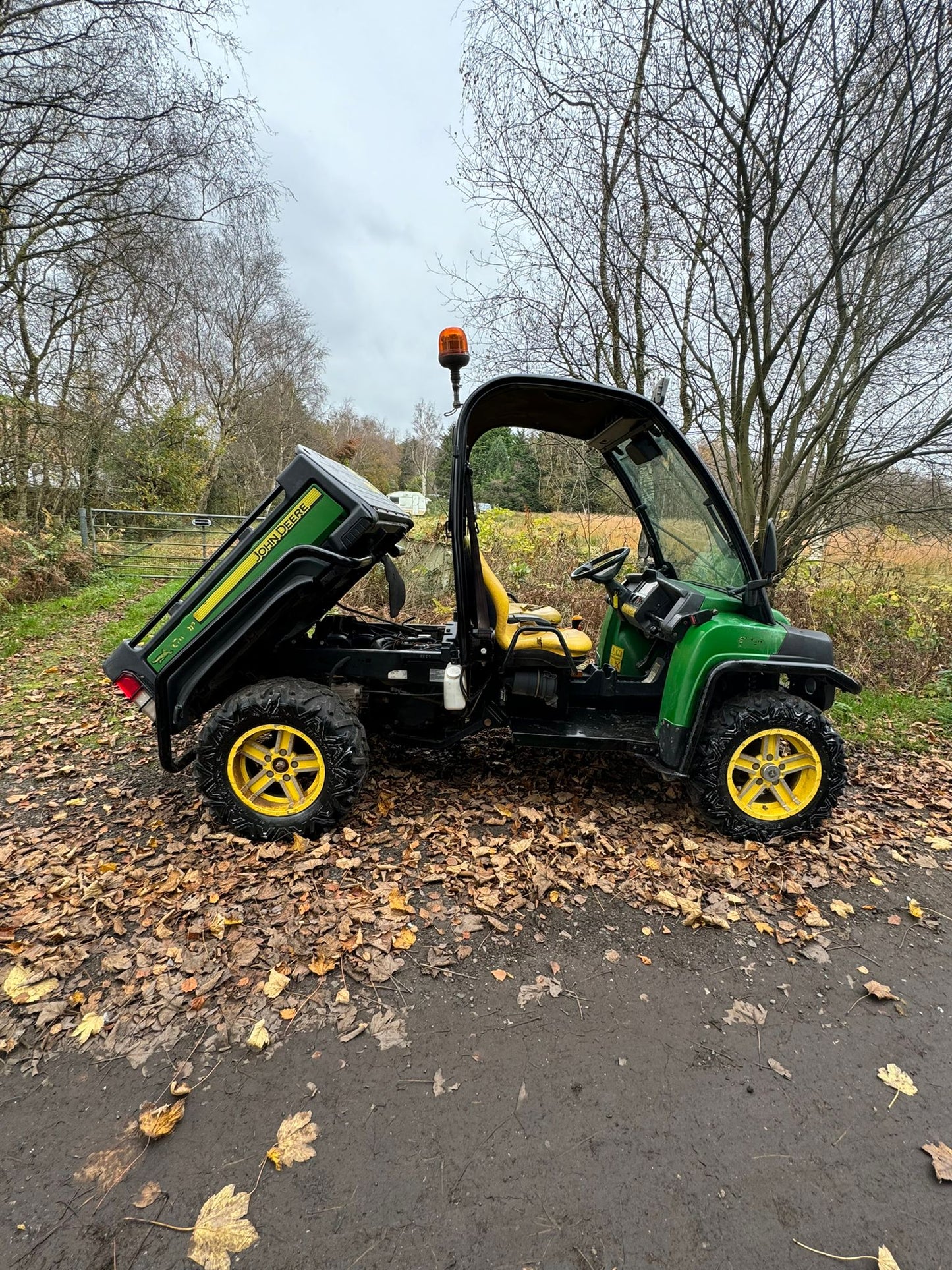 THIS 2014 JOHN DE2014 JOHN DEERE GATOR 855D