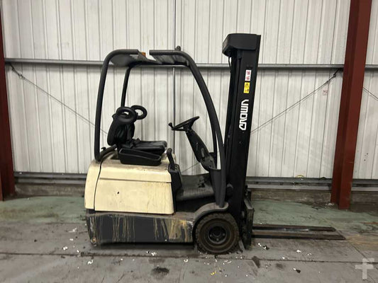 2006 CROWN SC3013 ELECTRIC FORKLIFT - 3 WHEELS **(INCLUDES CHARGER)**