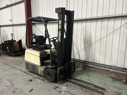 2006 CROWN SC3013 ELECTRIC FORKLIFT - 3 WHEELS **(INCLUDES CHARGER)**