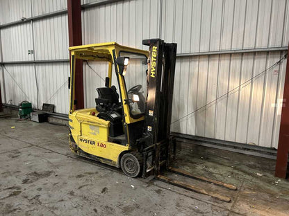 **(INCLUDES CHARGER)** HYSTER J1.8XMT ELECTRIC 3-WHEEL FORKLIFT (2007)