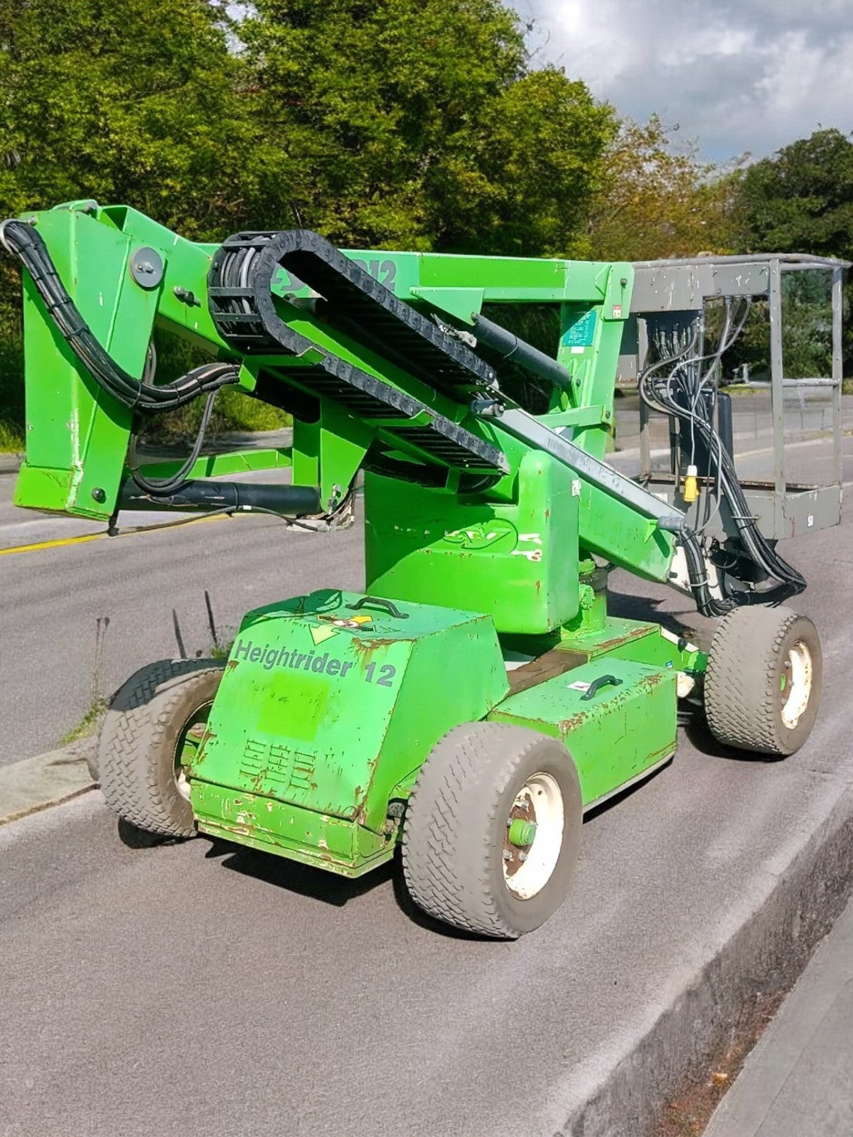 2014 NIFTYLIFT HR12 CHERRY PICKER (SCISSOR LIFT ACCESS PLATFORM)