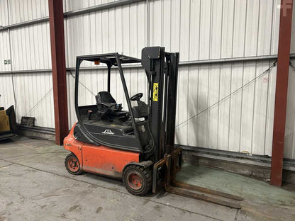 **(INCLUDES CHARGER)** 2000 LINDE E20P-02 ELECTRIC 4-WHEEL FORKLIFT – 2,000 KG CAPACITY