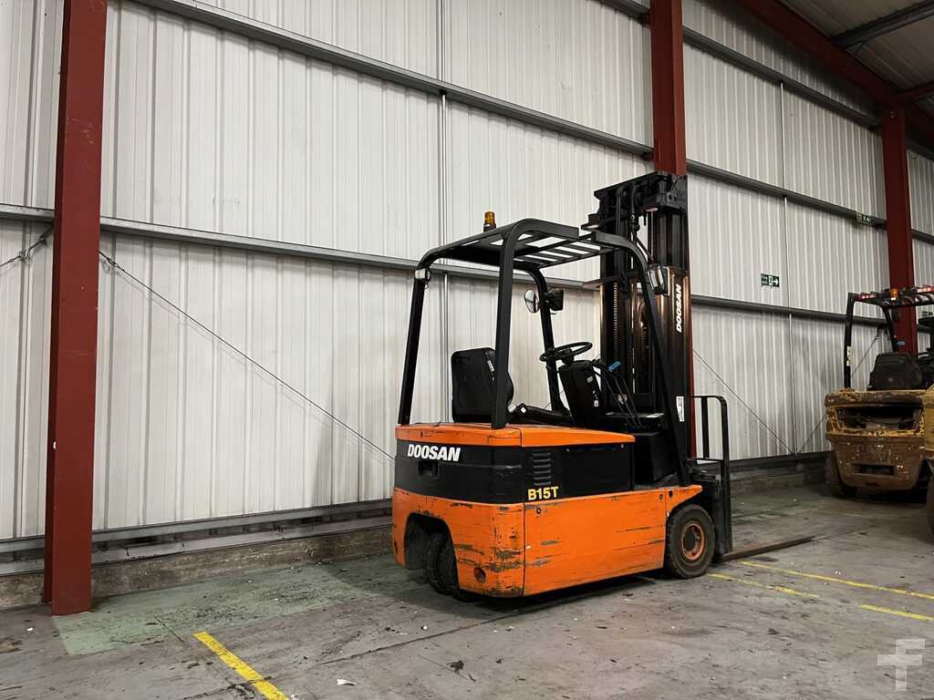 **(INCLUDES CHARGER)** DAEWOO B15T ELECTRIC 3-WHEEL FORKLIFT (1998)