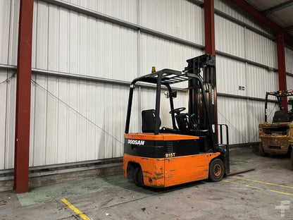 **(INCLUDES CHARGER)** DAEWOO B15T ELECTRIC 3-WHEEL FORKLIFT (1998)