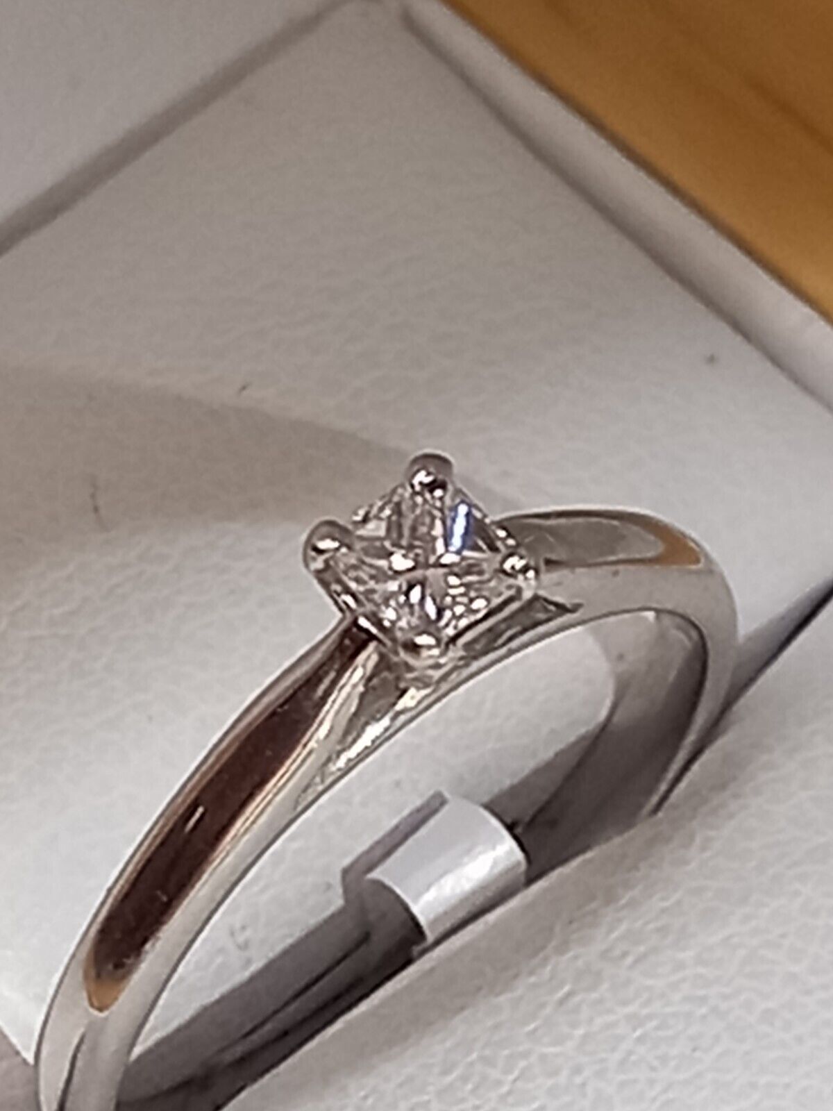 0.22CT PRINCESS CUT DIAMOND SOLITAIRE ENGAGEMENT RING/9CT WHITE GOLD + GIFT BOX + CERT OF £1000