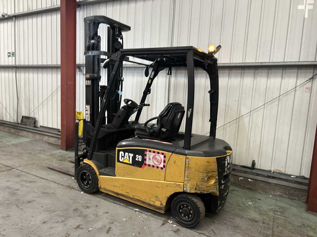 **(INCLUDES CHARGER)** 2017 CAT EP20PN ELECTRIC 4-WHEEL FORKLIFT – TRIPLEX MAST, 2,000KG LIFT