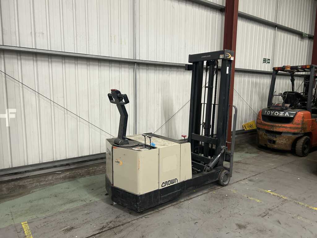 **(INCLUDES CHARGER)** DAEWOO B15T ELECTRIC 3-WHEEL FORKLIFT (1998)