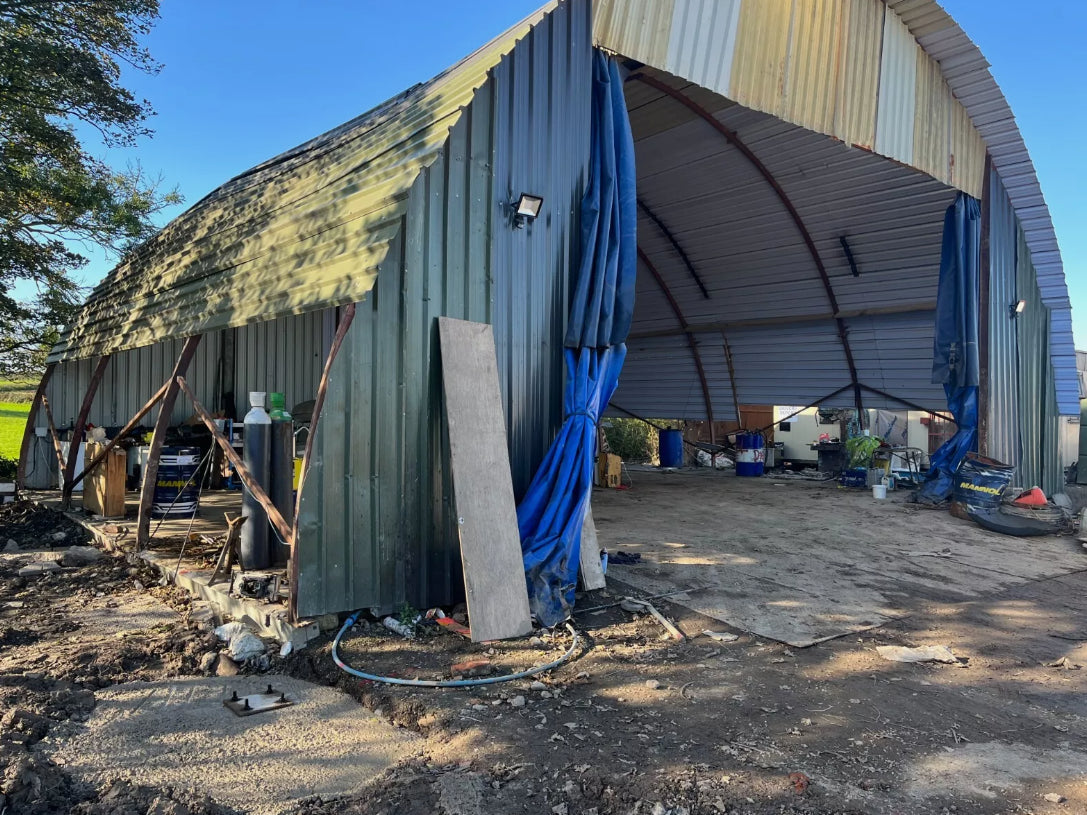 NISSAN HUT - FARM BUILDING COMMERCIAL GARAGE (APPROX. 43FT X 35FT)