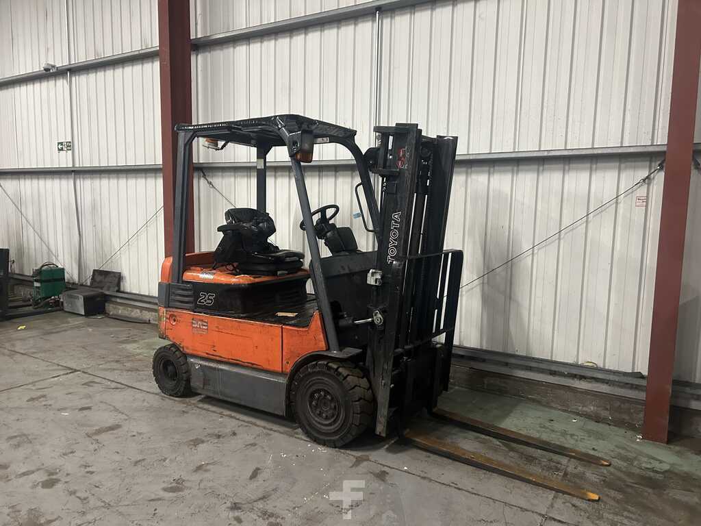 **(INCLUDES CHARGER)** 2011 TOYOTA 7FBMF25 ELECTRIC FORKLIFT