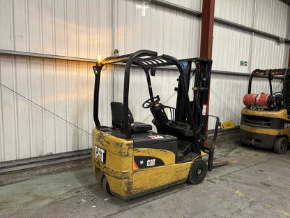 2008 CAT LIFT TRUCKS EP16NT ELECTRIC 3-WHEEL FORKLIFT **(INCLUDES CHARGER)**