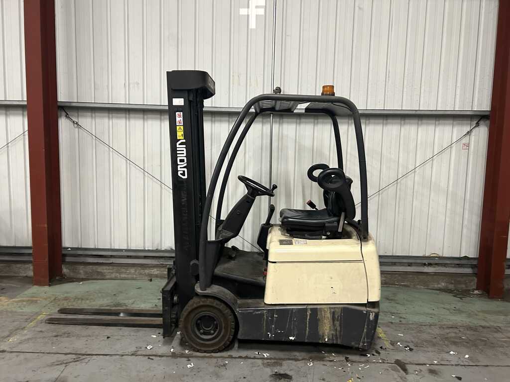 2006 CROWN SC3013 ELECTRIC FORKLIFT - 3 WHEELS **(INCLUDES CHARGER)**