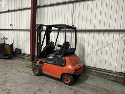 **(INCLUDES CHARGER)** 2000 LINDE E20P-02 ELECTRIC 4-WHEEL FORKLIFT – 2,000 KG CAPACITY