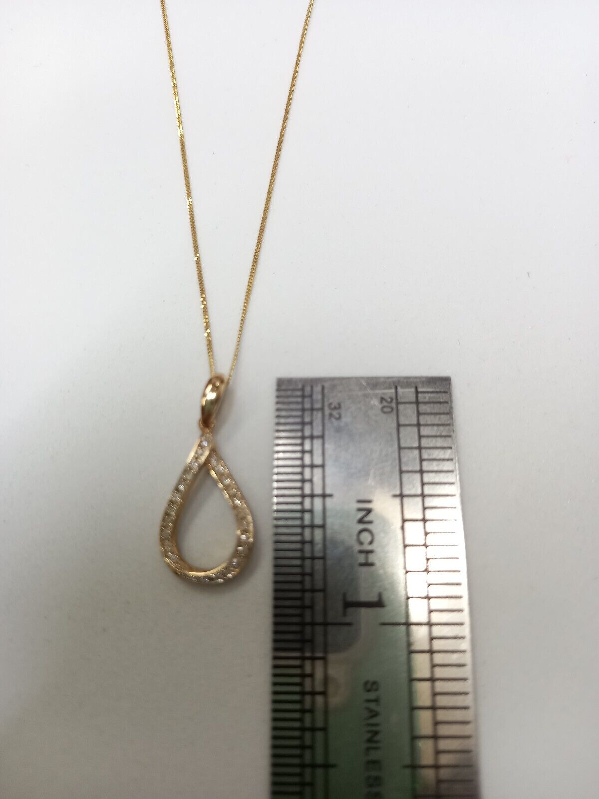 0.09CT DIAMOND TWIST PENDANT /9CT YELLOW GOLD IN GIFT BOX WITH VALUATION CERTIFICATE OF £895