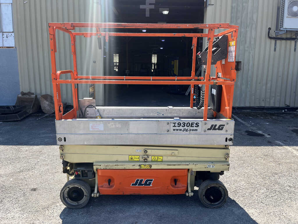 **(INCLUDES CHARGER)** 2011 JLG 1930 ES ELECTRIC SCISSOR LIFT